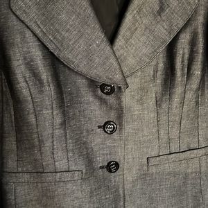 Is slightly tailored. Says 10, but will fit an 8 perfectly! READ THIS 💁🏻‍♀️